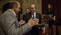 Roberto Alvarez Día, Secretario de COMEFA, recoge el premio ASATA 2013 de manos de D. Jaime Reinares, Primer Teniente de Alcalde del Ayuntamiento de Oviedo