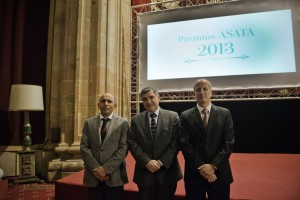 Ruperto Iglesias, presidente de ASATA, con Roberto Álvarez, Secretario de COMEFA, y Agustín González Prado, insignia de oro de la agrupación.