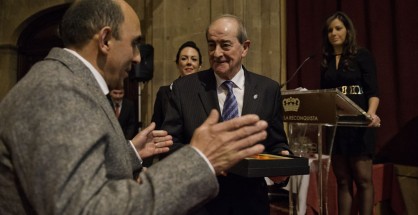 Roberto Alvarez Día, Secretario de COMEFA, recoge el premio ASATA 2013 de manos de D. Jaime Reinares, Primer Teniente de Alcalde del Ayuntamiento de Oviedo